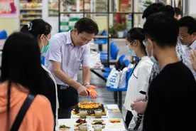 武汉商学院校长为5名新生点生日蜡烛图片