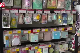 小学生偷拿零花钱半月花费上千元，家长质疑文具店诱导消费视频封面