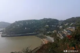 舟山虾峙岛的村落，很多石头老房无人居住，会是下一个绿野仙踪吗图片
