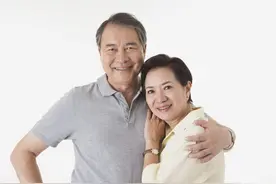 63岁的阿姨：我有钱有房，却找了个要啥没啥的老伴，可过得很幸福图片