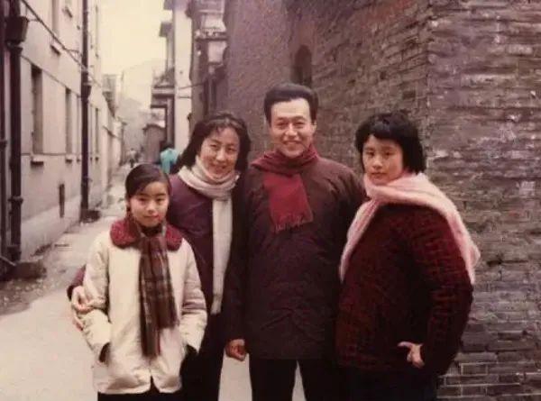 抛开狠角色，邬君梅这次竟在《燃烧》中演了个如此温柔的女精英
