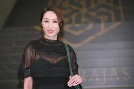 不愧是豪门千金，郭可盈都50岁了，也能穿有些透的黑色服装图片