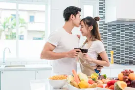 异性交往时，主动亲吻女人“额头”和“手背”的男人，才是真爱图片