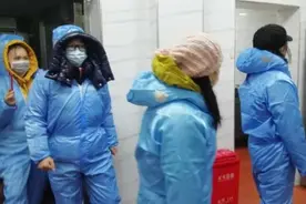 小学食堂开放日，宝爸辣妈“全副武装”来“挑刺”，结果……暖暖的图片