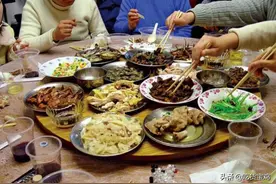 老外：中国人围坐在一起吃饭的行为原始落后！网友怒怼图片