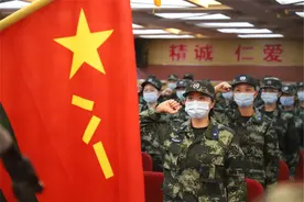 身披孔雀蓝 逐梦新征程——武警四川总队医院举行文职人员任职暨宣誓仪式图片