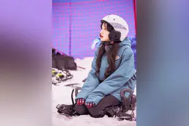 程潇穿滑雪装跪坐乖巧十足，小动作暴露可爱性格图片