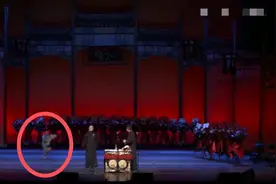 郭德纲小儿子现身封箱活动，上台给爸爸献花，被曝因爱玩拒绝上学图片