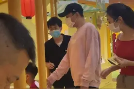 主持人朱桢一家被偶遇，老婆肤白貌美身材丰腴，5岁儿子活泼好动图片