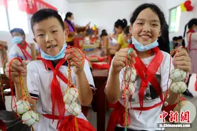 南京高淳桠溪：孩子学编蛋兜包粽子迎端午图片