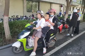 开学季 | 骑电动车接送孩子的家长一定要看图片