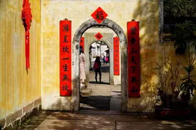 安徽农村发现一件破椅子，有人想出10万买走，老太太不同意图片