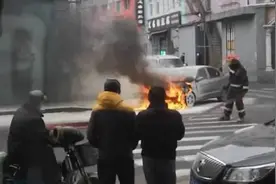 疫情期！沈阳一司机驾车刚出家门，轿车自燃，火苗四射烧报废视频封面