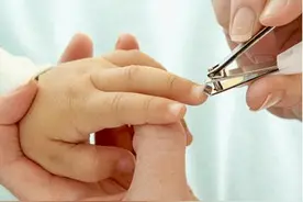 给孩子剪指甲也是门学问，3个误区家长注意，否则孩子越剪越难受图片