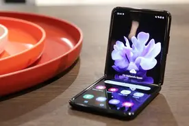 熟悉的翻盖全新的体验，三星Z Flip它来了！这些性能不要忽视图片
