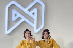 宋妍霏和妈妈不愧是“神仙母女”，身穿姜黄色连衣裙，高级又贵气图片