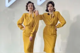 宋妍霏和妈妈不愧是“神仙母女”，身穿姜黄色连衣裙，高级又贵气图片