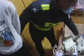 夫妻俩回家被眼前一幕惊呆：陌生男子穿着女主人睡衣站在屋内图片