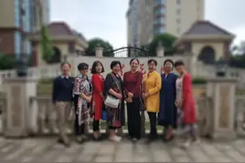 中国大妈外出旅游标准动作合辑，最炫丽的风景线图片