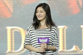 大S成功扮“少女”，黑白条纹上衣配红色短裤青春靓丽，简约随性图片