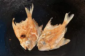 防止食物粘锅，记住不要先放油和撒盐，教你小技巧，铁锅煎鱼不粘图片