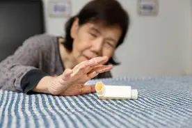 71岁老人痛述，一个人躺在医院无人照顾，都怪我以前太偏心图片