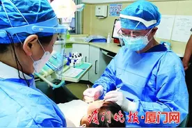 小孩摔掉整颗恒牙 植回两周后牙保住了，医生：最好泡在生理盐水中，尽量半小时内赶到医院，再植成功率较高图片