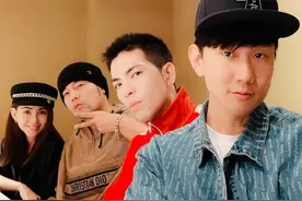 周杰伦晒与老铁萧敬腾、林俊杰合影，奶茶三兄弟还外加"蜂蜜"？图片