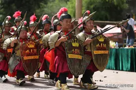 疫情下的“小矮人”：被裁员“小人国”成避风港 救助？牟利？图片