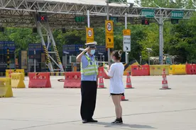 查验点前 女孩给交警送上“秋天的第一杯奶茶”图片