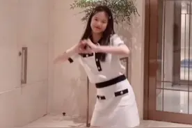 钟丽缇12岁女儿穿短裙热舞，双腿细长似超模，意外曝光豪宅内景图片