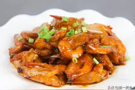 这才是油焖大虾的家常做法，色泽金黄，鲜嫩滑口，味道不输饭店图片