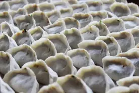黑龙江小伙开饺子馆用“几粒花生”月入十多万，模式可以复制图片
