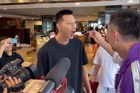 杜锋生日为全队喂蛋糕!调侃胡明轩:吃了你的心都有,叫阿日硬一点图片