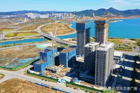 在汉央企承建的大连自贸区东北·中交城双子塔主体封顶图片