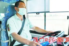 “2007感动厦门十大人物”获选人洪炳坤：延续正义力量 情暖公交车厢图片