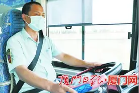 “2007感动厦门十大人物”获选人洪炳坤：延续正义力量 情暖公交车厢图片