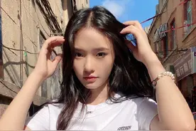 林允气质真不错，白色露腰上衣配牛仔阔腿裤，帅气清爽很有格调图片