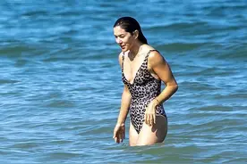 丹麦49岁王储妃放暑假，穿豹纹泳装身姿健美，被赞像邦女郎图片