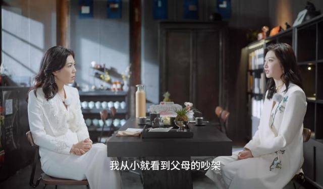 景甜父亲罕见露面，陪女儿看病烟瘾难耐，挺肚腩打扮朴素不似富豪