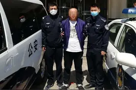 来啦，老弟！一名网上逃犯自投罗网，在丰南户籍窗口办证被抓！图片