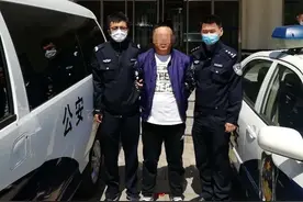来啦，老弟！一名网上逃犯自投罗网，在丰南户籍窗口办证被抓！图片
