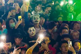 杭州万圣节真是开眼，年轻的少男少女们簇拥着，放肆狂欢人潮涌动图片