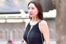 辣妈穿裙装都偏爱黑色，显瘦又显成熟，一款雪纺裙清爽美丽过夏季图片