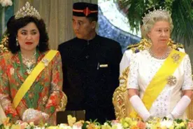文莱王后的王冠不输女王，泰国美后诗丽吉避其锋芒，改戴黄金披肩图片
