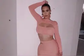 宇宙第一网红金大姐晒出性感美照，前凸后翘，为黑人品牌打Call图片