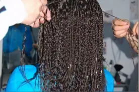 五六十岁女人不适合烫羊毛卷？了解螺丝卷的流行轨迹，喜欢就能烫图片