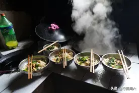 深山采风，吃了大妈1桌饭丢下50元钱，被她拦住说“小看人”图片