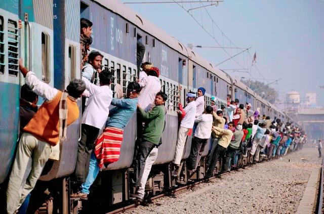 7353米长的火车,8个车头拉着跑,整列有682节车厢