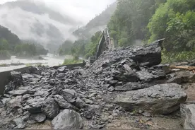 国道318线西藏排龙沟路段巨石滚落导致道路中断 武警全力救援图片